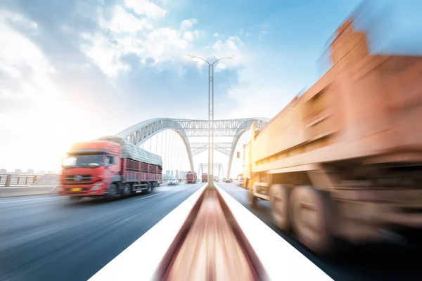 Caminhão Acelerando Através Uma Ponte Pôr Sol Borrão Movimento — Fotografia de Stock