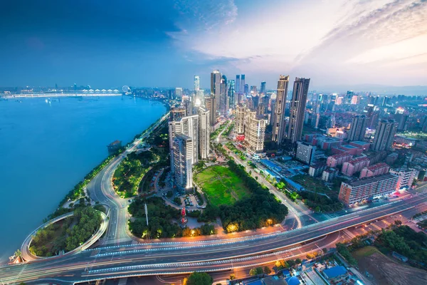 Çin'in Shenzhen şehri gece