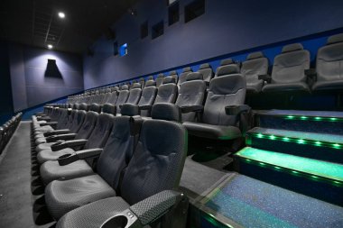 sinema boş koltuk ile konser salonu