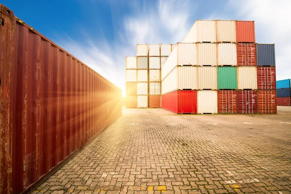 Forklift kamyon kargo konteyner nakliye bahçede kaldırma veya bahçesinde gündoğumu gökyüzü ile kargo Konteyner Taşımacılık ithalat, ihracat ve lojistik sanayi kavramı için arka plan yığınında karşı dock