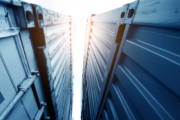 Forklift kamyon kargo konteyner nakliye bahçede kaldırma veya bahçesinde gündoğumu gökyüzü ile kargo Konteyner Taşımacılık ithalat, ihracat ve lojistik sanayi kavramı için arka plan yığınında karşı dock