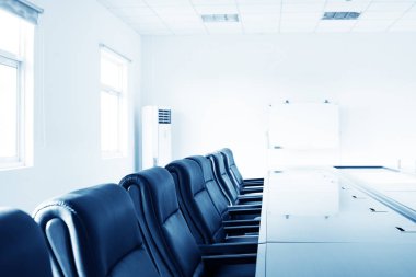 Ofis içi masa ve sandalyelerle dolu