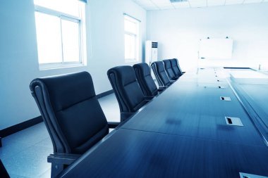 Ofis içi masa ve sandalyelerle dolu