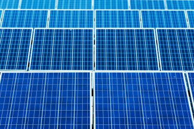 Fotovoltaik bulutlu gökyüzü yansıması ile