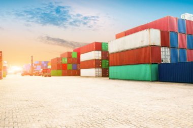 Açık mavi bir günde çimento fabrikası makinaları
