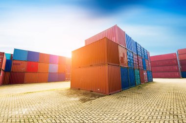 Açık mavi bir günde çimento fabrikası makinaları