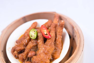 Çin tavuk ayağı beyaz bir tabak içinde pişmiş