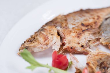 teriyaki sosu ve beyaz tabak, popüler Japon mutfağı pirinç Mackerel(Saba) biftek ızgara