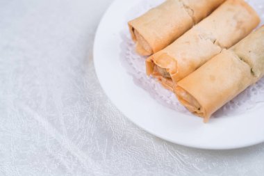 Bahar rulo olarak da bilinen yumurta Roll üzerine beyaz izole..