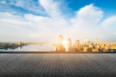 Şehir manzaralı boş mermer zemin ve bulutlu gökyüzünde ufuk çizgisi