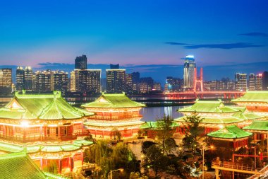 Cityscape ve Chongqing su gece yakınındaki şehir manzarası