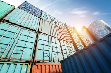 Forklift kamyon kargo konteyner nakliye bahçede kaldırma veya bahçesinde gündoğumu gökyüzü ile kargo Konteyner Taşımacılık ithalat, ihracat ve lojistik sanayi kavramı için arka plan yığınında karşı dock