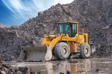 bir inşaat alanı üzerinde buldozer