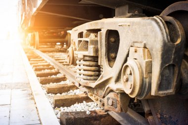 Buharlı trendeki tekerleklerin ayrıntıları.