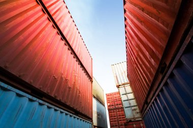 Forklift kamyon kargo konteyner nakliye bahçede kaldırma veya bahçesinde gündoğumu gökyüzü ile kargo Konteyner Taşımacılık ithalat, ihracat ve lojistik sanayi kavramı için arka plan yığınında karşı dock