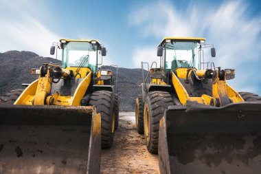 bir inşaat alanı üzerinde buldozer
