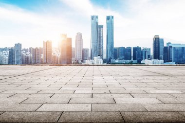 boş beton yol ve şafakta mavi gökyüzünde cityscape