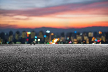 boş beton yol ve şafakta mavi gökyüzünde cityscape