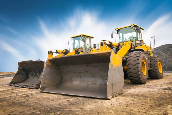 bir inşaat alanı üzerinde buldozer