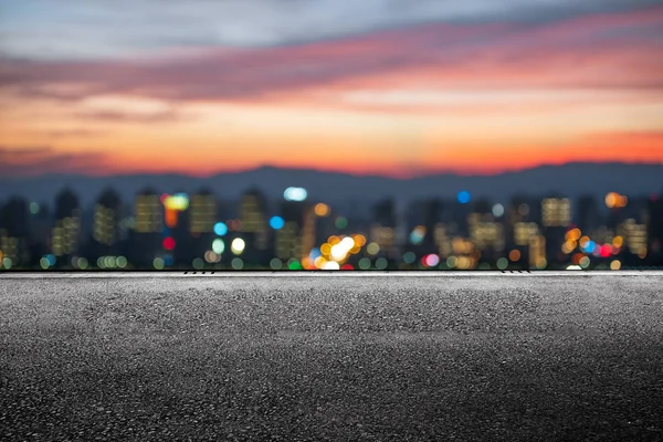 boş beton yol ve şafakta mavi gökyüzünde cityscape