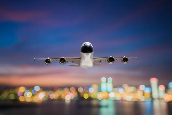 Vue à faible angle du décollage de l'avion de ligne — Photo