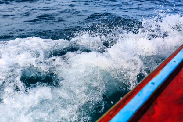 Wa を壊す水しぶき海を進んでロング テール ボート — ストック写真