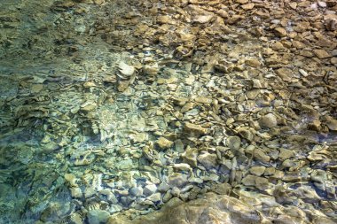 Suyun altında alışılmadık arkaplan taşları