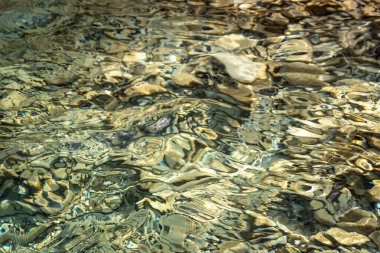 Suyun altında alışılmadık arkaplan taşları