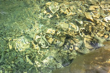 Suyun altında alışılmadık arkaplan taşları