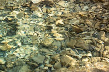 Suyun altında alışılmadık arkaplan taşları