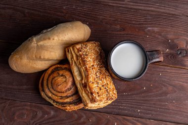 Tahta bir masada sütlü kruvasan.