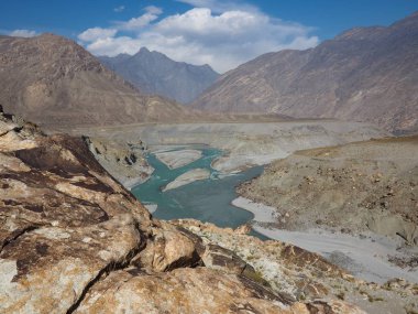 Indus ve Gilgit nehirler Pakistan Kuzey bölgesinde izdiham