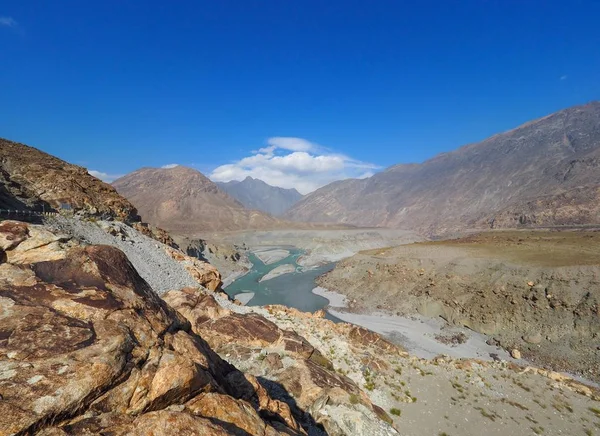 Soutoku Indu a Gilgit řeky v severní oblasti Pákistánu — Stock fotografie