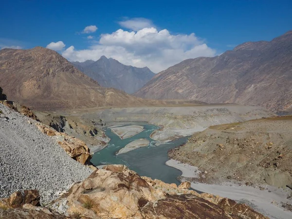 インダスと北部パキスタンのギルギット川の合流点 — ストック写真