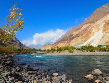 Peyzaj sonbahar, Ghizer Vadisi, Kuzey Pakistan Ghizer Nehri'nin