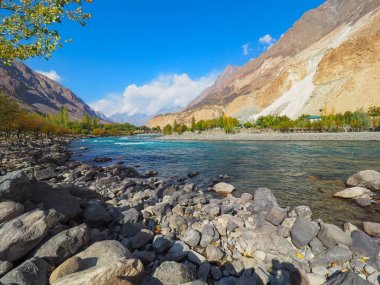 Peyzaj sonbahar, Ghizer Vadisi, Kuzey Pakistan Ghizer Nehri'nin