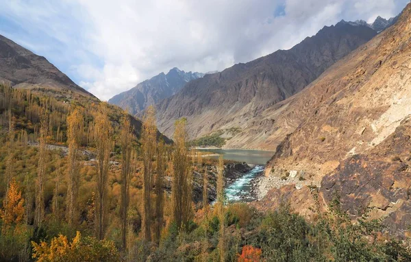 Outono dourado em torno do lago Khalti, Gupis City, Ghizer Valley, Paquistão — Fotografia de Stock
