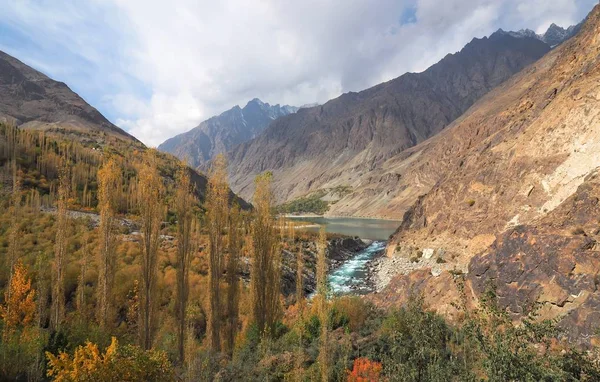 Otoño Dorado Alrededor del Lago Khalti, Ciudad de Gupis, Valle Ghizer, Pakistán — Foto de Stock