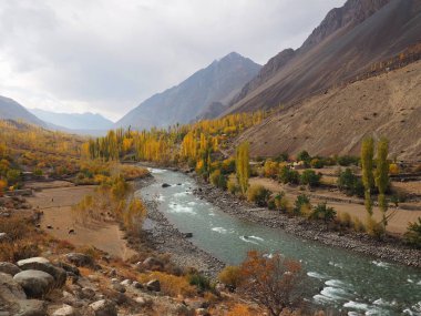Altın sonbahar dağ ve göl Ghizer Vadisi, Kuzey Pakistan