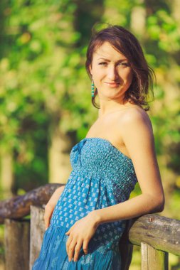 genç kız ahşap köprü üzerinde poz