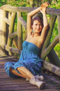 genç kız ahşap köprü üzerinde poz