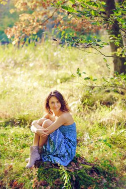 Çekici şehvetli genç kız ormanda poz
