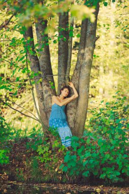 Göl kıyısında oturan çekici kız