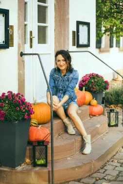 Kız merdivenlerinde kabak ile Cadılar Bayramı'nda oturur