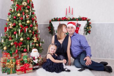 Noel ve yeni yıl kutlama. Mutlu genç ailesi ne kadar da bir şömine ile Noel ağacı