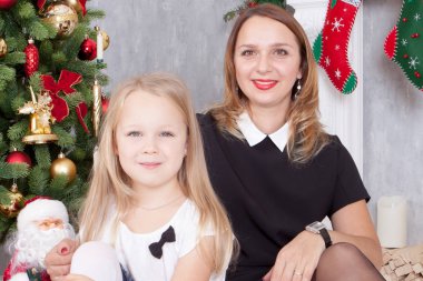 Noel ve yeni yıl kutlama. Mutlu anne ve kızı emb