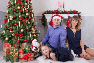 Noel ve yeni yıl kutlama. Mutlu genç ailesi ne kadar da bir şömine ile Noel ağacı