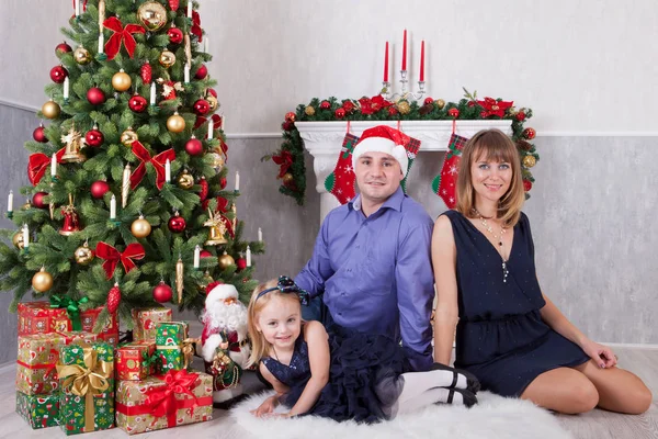 Noel ve yeni yıl kutlama. Mutlu genç ailesi ne kadar da bir şömine ile Noel ağacı