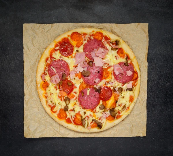 Junk Food Pizza z Salami i serem — Zdjęcie stockowe