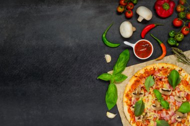 Pizza pişirme malzemeleri ve kopya alanı sebze ile